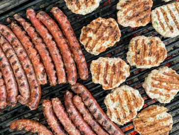 La carne procesada, que abarca productos como embutidos, salchichas, hamburguesas y carnes curadas o ahumadas, ha sido categorizada por la OMS como un carcinógeno del Grupo 1. Unsplash.