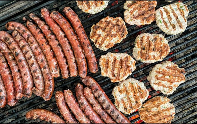 La carne procesada, que abarca productos como embutidos, salchichas, hamburguesas y carnes curadas o ahumadas, ha sido categorizada por la OMS como un carcinógeno del Grupo 1. Unsplash.