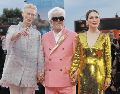 Tilda Swinton, Pedro Almodóvar y Julianne Moore posan a su llegada para el estreno de la película “The Room Next Door”, presentada ayer en el Festival de Cine de Venecia. AP