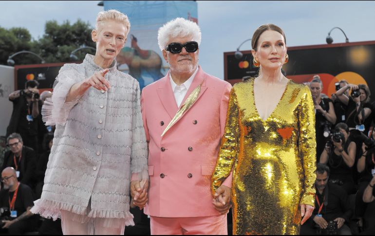 Tilda Swinton, Pedro Almodóvar y Julianne Moore posan a su llegada para el estreno de la película “The Room Next Door”, presentada ayer en el Festival de Cine de Venecia. AP