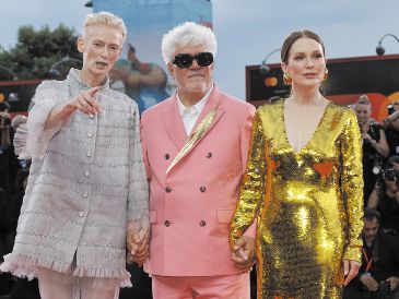 Tilda Swinton, Pedro Almodóvar y Julianne Moore posan a su llegada para el estreno de la película “The Room Next Door”, presentada ayer en el Festival de Cine de Venecia. AP