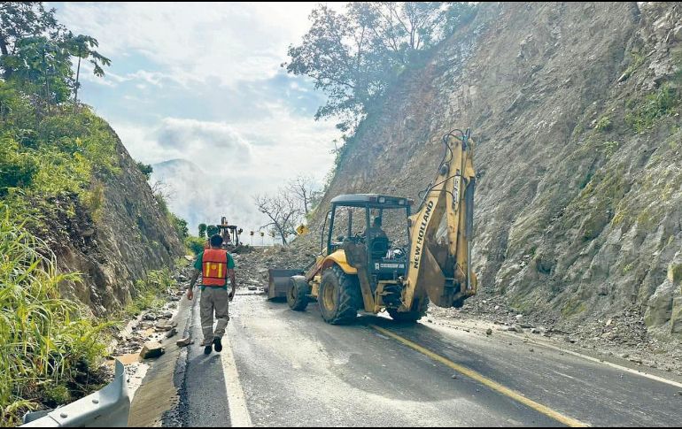 Personal de la SIOP trabaja para reabrir la carretera. ESPECIAL