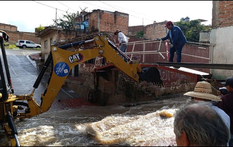 Se reportaron inundaciones y fuertes corrientes de agua en las calles de la localidad, con algunos vehículos quedando parcialmente cubiertos por la crecida del agua. ESPECIAL / Facebook Gobierno de Jamay