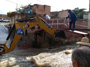 Se reportaron inundaciones y fuertes corrientes de agua en las calles de la localidad, con algunos vehículos quedando parcialmente cubiertos por la crecida del agua. ESPECIAL / Facebook Gobierno de Jamay