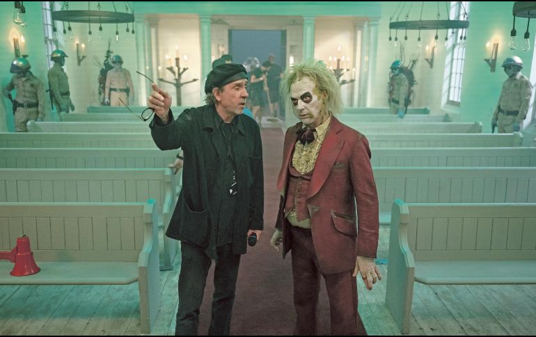 El director Tim Burton le da indicaciones al actor Michael Keaton, quien da vida a “Beetlejuice”. CORTESÍA