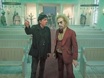 El director Tim Burton le da indicaciones al actor Michael Keaton, quien da vida a “Beetlejuice”. CORTESÍA