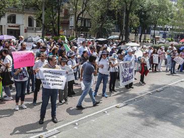 Colectivos a favor y en contra de la reforma judicial se manifiestan afuera del Senado de la República. SUN/G. Pano