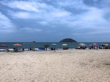 Rincón de Guayabitos es reconocido como la alberca más grande del mundo, por sus olas tranquilas; además, existen salidas de la playa hacia la isla del Coral, famosa por sus arenas blancas. EL INFORMADOR / ARCHIVO