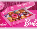 En tiendas Krispy Kreme seleccionadas, los seguidores pueden disfrutar y compartir la colección Barbie™ . KRISPY KREME