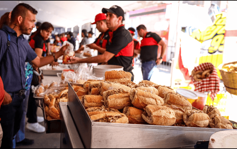 En el mes patrio, las tortas ahogadas son uno de los platillos que los tapatíos más consumen en septiembre. EL INFORMADOR / ARCHIVO