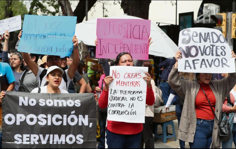 Trabajadores del Poder Judicial protestan frente a la Cámara de Senadores. EFE