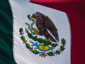 A través de sus transformaciones, la bandera ha permanecido como un símbolo de la identidad y la historia de México. Especial / Pexels