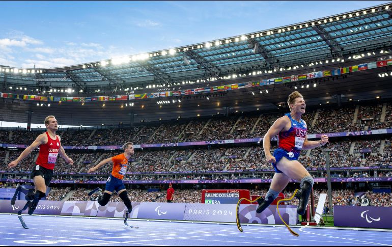 Hunter Woodhall (der.) se hizo viral por el festejo con su esposa Tara, campeona olímpica. EFE/J. Marklund