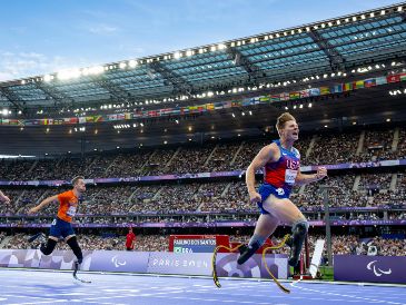 Hunter Woodhall (der.) se hizo viral por el festejo con su esposa Tara, campeona olímpica. EFE/J. Marklund