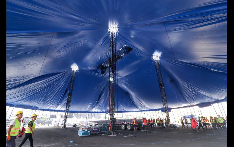 Las labores de trabajo comenzaron desde hace una semana y este sábado fue el segundo día de la instalación de la gran carpa. EL INFORMADOR/H. Figueroa.