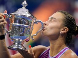 La bielorrusa de 26 años sumó este trofeo a los dos que consiguió en el Abierto de Australia. AP/ S. Wenig.