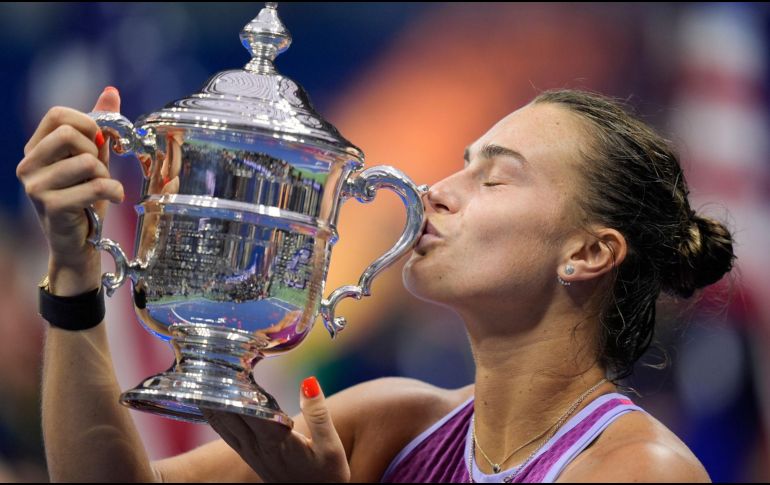 La bielorrusa de 26 años sumó este trofeo a los dos que consiguió en el Abierto de Australia. AP/ S. Wenig.