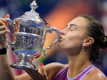 La bielorrusa de 26 años sumó este trofeo a los dos que consiguió en el Abierto de Australia. AP/ S. Wenig.