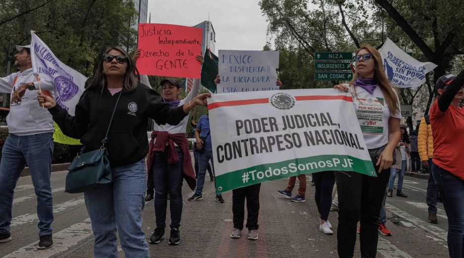 Opositores a la reforma judicial continúan con las manifestaciones frente al Senado. SUN