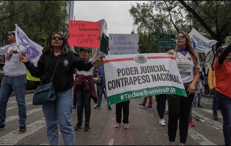 Opositores a la reforma judicial continúan con las manifestaciones frente al Senado. SUN