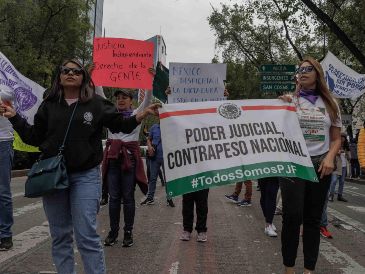 Opositores a la reforma judicial continúan con las manifestaciones frente al Senado. SUN