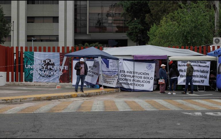 Opositores a la reforma judicial mantienen cerradas las calles aledañas a la Cámara de Diputados en San Lázaro. SUN/Y. Osnaya.