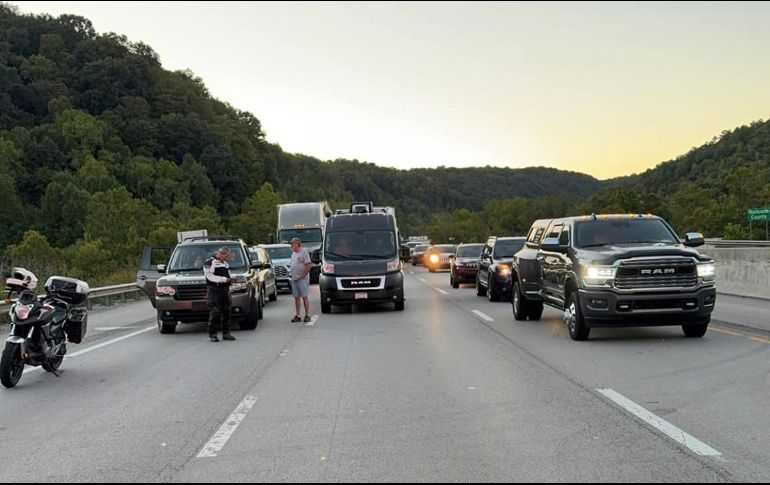 CNN difundió unas imágenes en las que se aprecian varios vehículos parados o cruzados en medio de una carretera en lo que aparenta ser una escena caótica. EFE