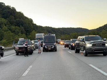 CNN difundió unas imágenes en las que se aprecian varios vehículos parados o cruzados en medio de una carretera en lo que aparenta ser una escena caótica. EFE