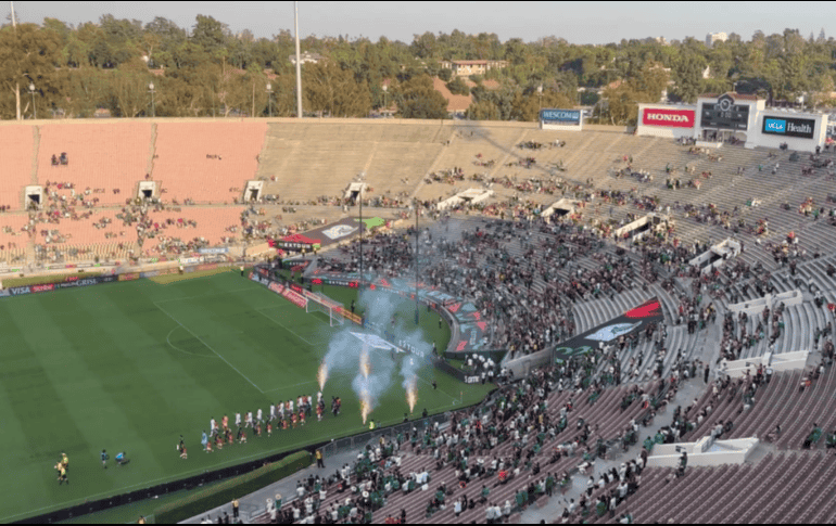 Ni siquiera la presencia de Javier Aguirre, en su tercera etapa como técnico del Tri, logró motivar a los seguidores a llenar el Rose Bowl en Pasadena. X/ @DavidFaitelson_