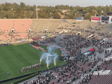 Ni siquiera la presencia de Javier Aguirre, en su tercera etapa como técnico del Tri, logró motivar a los seguidores a llenar el Rose Bowl en Pasadena. X/ @DavidFaitelson_