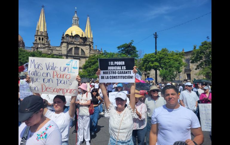 Esta mañana cientos de personas y trabajadores del Poder Judicial de la Federación en Jalisco volvieron a tomar las calles de la Zona Centro de Guadalajara para manifestarse en contra de la reforma al Poder Judicial. EL INFORMADOR / O. González