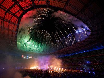 El Stade de France fue sede de la fiesta que se vivió en la ceremonia de clausura. EFE/ J. Etxezarreta.