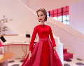 La Barbie Carolina Herrera luce un vestido columna de color rojo, realzado con una falda desmontable en tono rosa. ESPECIAL / MATTEL