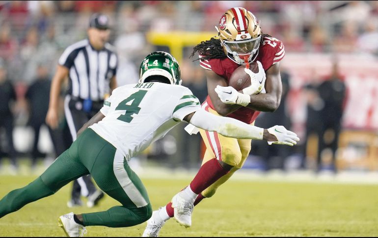 Jordan Mason (der.) cubrió a la perfección la ausencia de Christian McCaffrey. AP/G. Vásquez