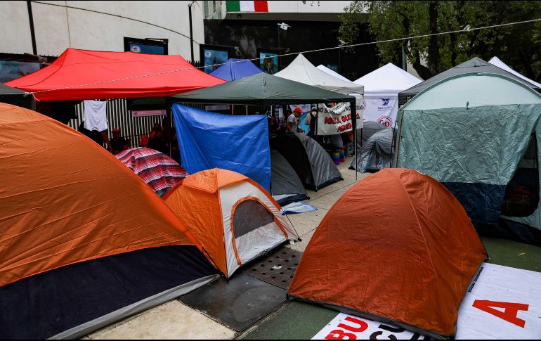 Decenas de trabajadores del Poder Judicial se instalaron en plantón para seguir de cerca la votación de la reforma. SUN/H. Salvador