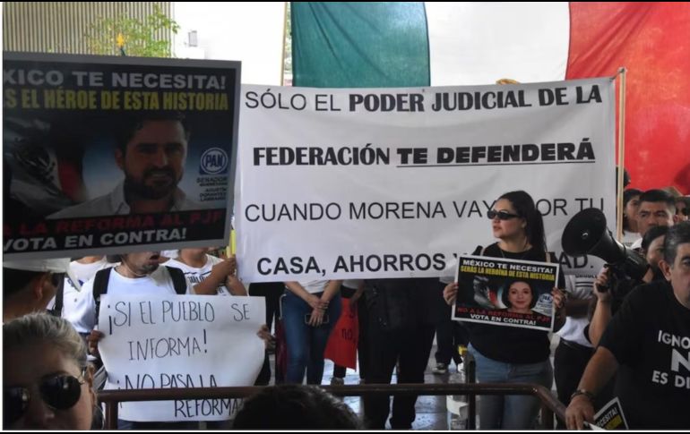 Empleados del poder judicial de la federación protestaron en la explanada del congreso del estado. SUN / E. Vásquez