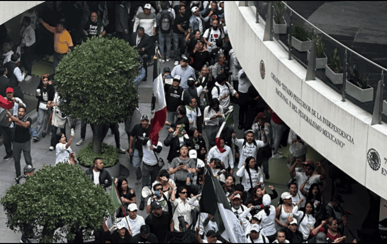 Manifestantes rompieron el cerco e ingresaron al Senado de la República. ESPECIAL