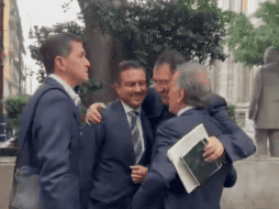 Un video en redes muestra a padre e hijo llegando al lugar, junto al senador del Partido del Trabajo. ESPECIAL