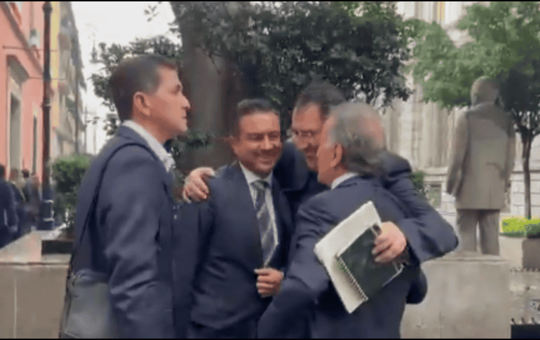 Un video en redes muestra a padre e hijo llegando al lugar, junto al senador del Partido del Trabajo. ESPECIAL