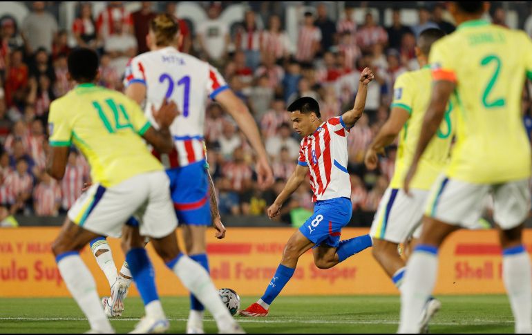 Diego Gómez hizo el gol que metió a Paraguay al séptimo lugar de la eliminatoria, que da derecho a jugar el repechaje. EFE/J. Pino