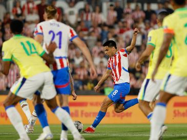 Diego Gómez hizo el gol que metió a Paraguay al séptimo lugar de la eliminatoria, que da derecho a jugar el repechaje. EFE/J. Pino