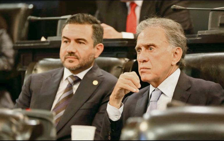 20:33 horas. Yunes reaparece y vota a favor. El senador del PAN, que había pedido licencia fugaz para darle el puesto a su padre, Miguel Yunes Linares, reapareció para respaldar la iniciativa, ante los gritos de “traidor” de su bancada. ESPECIAL