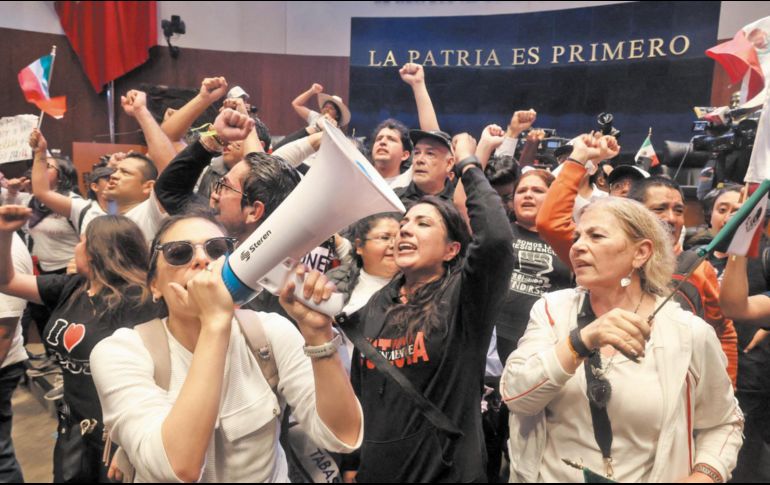 16:15 horas. Irrumpen en el Senado. Cientos de manifestantes opositores a la reforma judicial entraron a frenar su aprobación, obligando a suspender la sesión y cambiar la discusión del dictamen a  Xicoténcatl, antigua sede del Senado. ESPECIAL