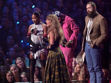 Taylor Swift, centro, y Post Malone, extremo derecho, aceptan el premio a la mejor colaboración por "Fortnight". AP