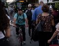 La parada de camiones ubicada en Ávila Camacho, cerca de la estación Plaza Patria de la Línea 3, es un punto que pone en riesgo a los usuarios del transporte público por el paso de ciclistas, usuarios de patines y hasta motociclistas.  EL INFORMADOR/J. Urrutia