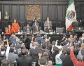 Senadores reaccionan al final de la sesión donde se debatió el dictamen para la reforma. XINHUA