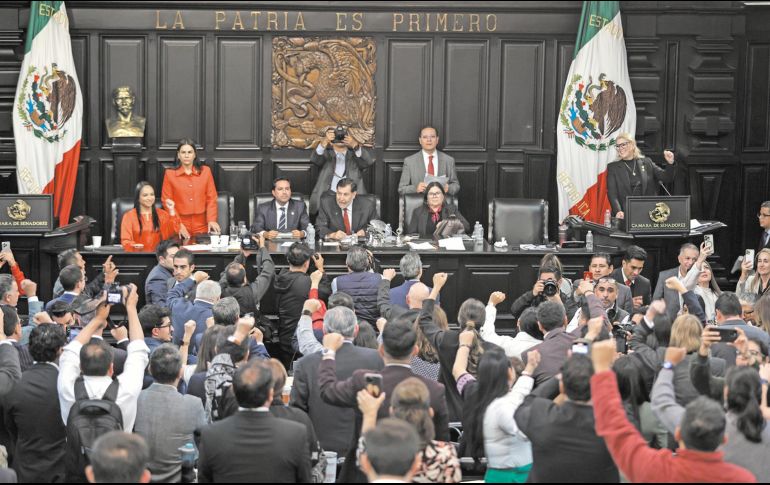 Senadores reaccionan al final de la sesión donde se debatió el dictamen para la reforma. XINHUA