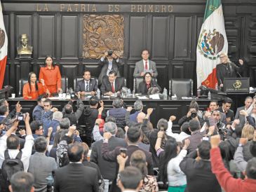 Senadores reaccionan al final de la sesión donde se debatió el dictamen para la reforma. XINHUA