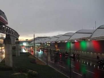 Desde hace un par de años, algunos aeropuertos del país han restringido el uso de taxis de aplicación dentro de sus instalaciones. ESPECIAL / SECTUR CDMX