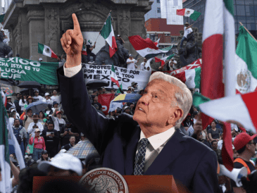 "Ya aprobados 18; o sea que ya es legal, porque el mínimo son 17, pero todavía en el transcurso del día de hoy y mañana van a haber otros", dice López Obrador. SUN / F. Rojas / EFE / M. Guzmán